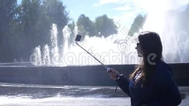 女孩用喷雾在喷泉处拍摄全景照片。 慢动作。 <strong>1920</strong>x1080。 全高清